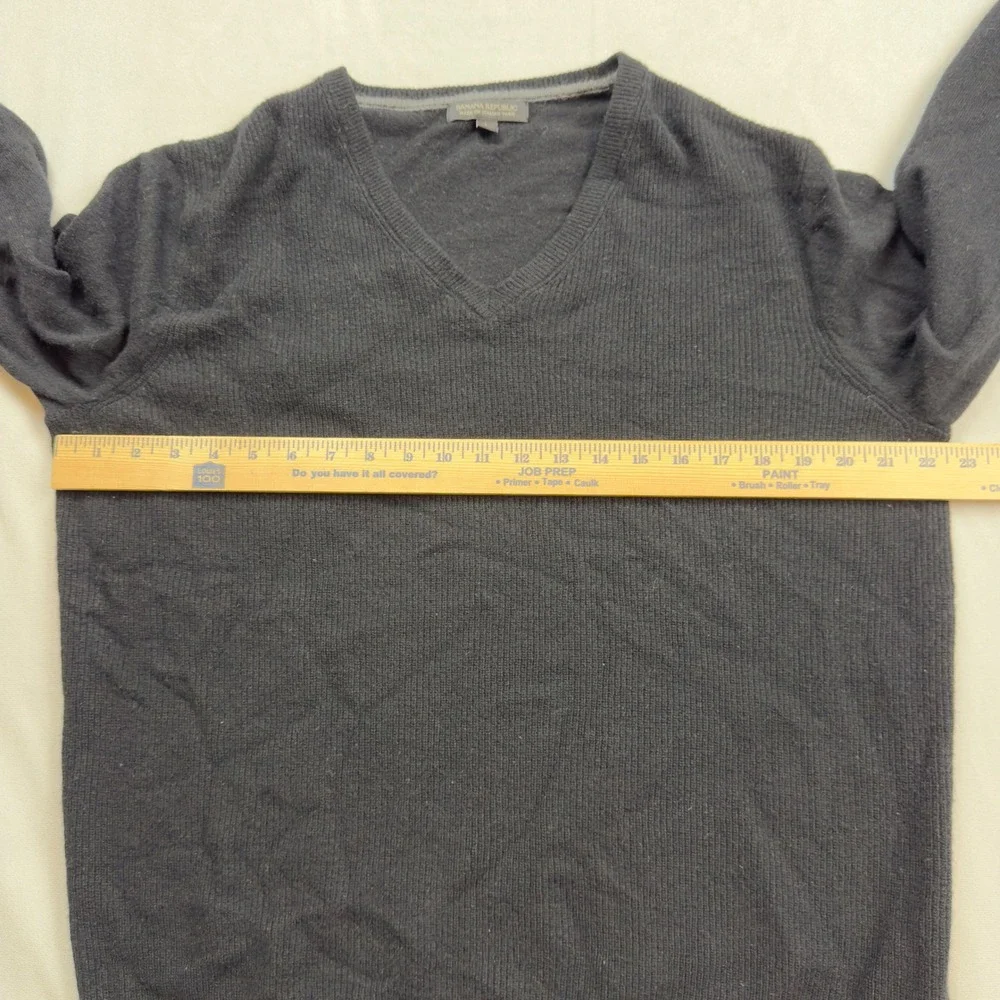 Banana Republic Men's Large V Neck Sweater Black Italian‎ Yarn Merino Wool Blend